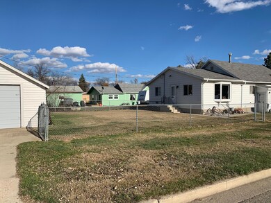 Fenced yard<|><|>