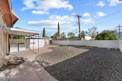 2355 N Sahuara backyard