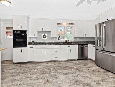 237 Linden St, Waltham, MA 02452 - photo 3