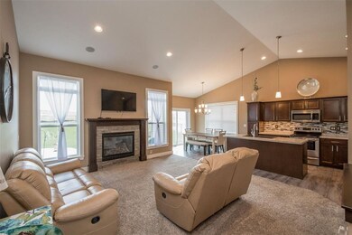 1825 Huntsboro Ln SW, Cedar Rapids, IA 52404 - photo 4