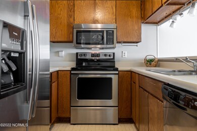 Kitchen w/ peninsula