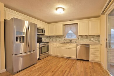 24 Glen Meadows Ct, Warwick, RI 02889 - photo 4