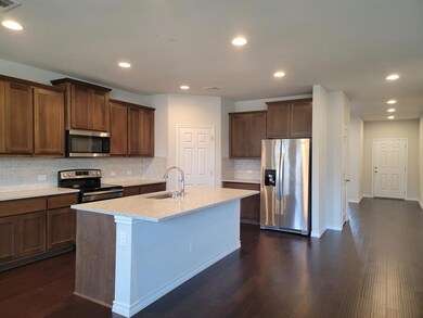 Kitchen with appliances with stainless steel fini