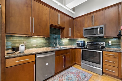 Gorgeous Granit kitchen with original wood floors