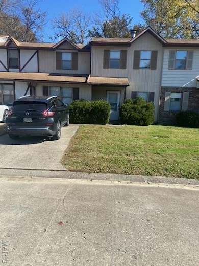 View of front facade featuring a front yard and driveway