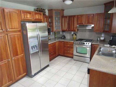 Completely remodeled gourmet kitchen. New, dependa