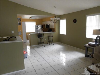 LARGE DINING AND COUNTER AREA
