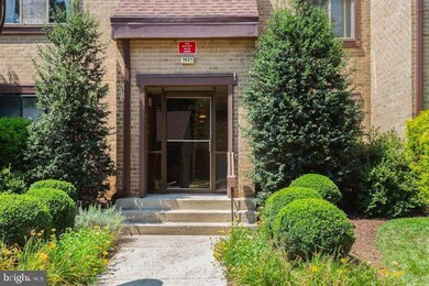 1621 Parkcrest Cir unit 100, Reston, VA 20190 - photo 2