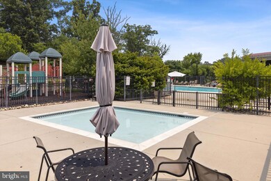 2708 Sheffield Hill Way unit 218, Woodbridge, VA 22191 - photo 2