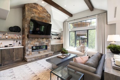 one_arrowhead_place_B400_interior_living