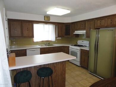 705 Johns Dr, Moosic, PA 18507 - photo 4