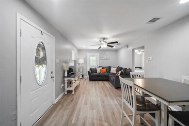 917 W Snyder St, Alvin, TX 77511 - photo 5