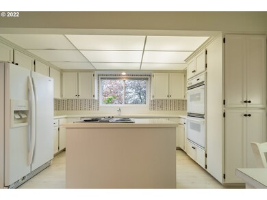 2201 Ridgeway Dr, Eugene, OR 97401 - photo 5