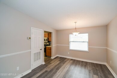 005-photo-dining-room-10482615