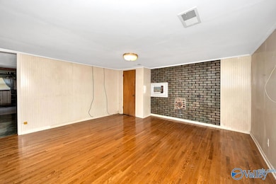 Wood flooring, crown molding