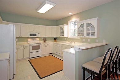 Huge Kitchen with eat in Bar