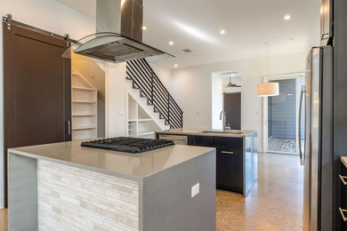 Kitchen with a center island with sink, island ex