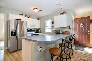 Kitchen with breakfast bar