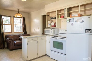 910 NE 8th St, Bend, OR 97701 - photo 3