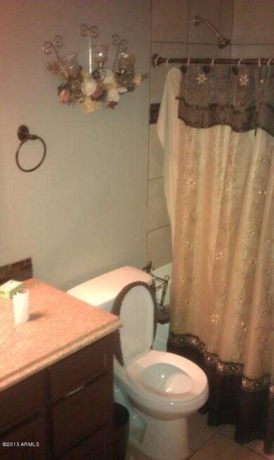 4412 hallway bath