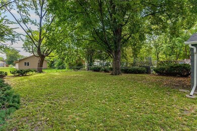 811 E 21st Ct, Des Moines, IA 50317 - photo 7