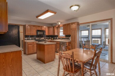 2602 W 62nd St, Davenport, IA 52806 - photo 6