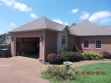 718 N Russell St, Portland, TN 37148 - photo 2