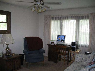 19 Austin Ave, Carpentersville, IL 60110 - photo 2