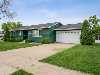 111 Clive Dr SW, Cedar Rapids, IA 52404 - photo 2
