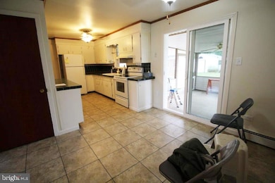 818 Walnut St, New Holland, PA 17557 - photo 3