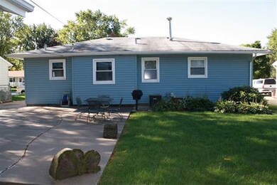 2202 W 35th St, Davenport, IA 52806 - photo 2