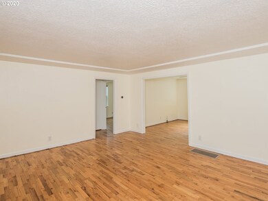 255 E Berkeley St, Gladstone, OR 97027 - photo 4