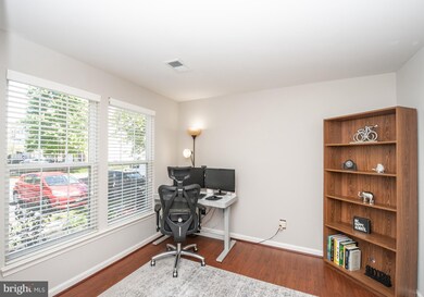 2558 Banshire Dr, Herndon, VA 20171 - photo 5