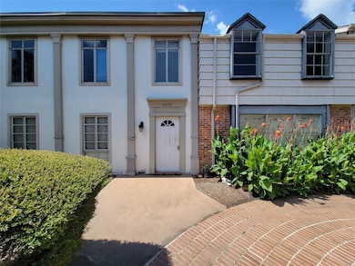 Building 2509 has a shared entrance with four unit