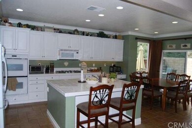 Open, bright kitchen with double ovens, 5 burner s