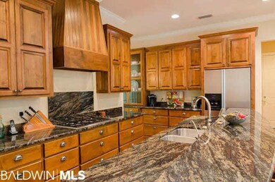 Great kitchen Look at the drawers for easy access storage!