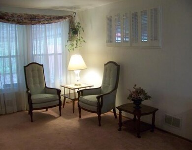 Living Room. Spacious Living/DIning Room combinati