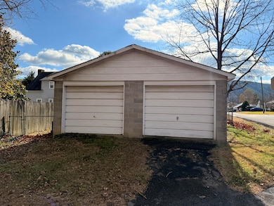 1400 Woodlawn St, Clifton Forge, VA 24422 - photo 5