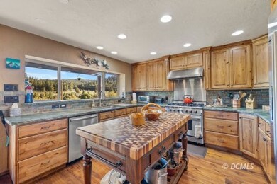 Beautifully appointed kitchen