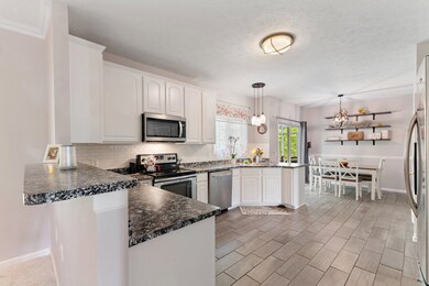 12268 Cobblestone Dr, Fishers, IN 46037 - photo 4