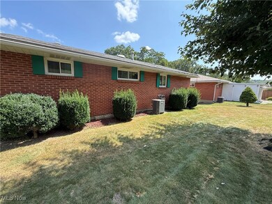 202 Crystal Ln, Weirton, WV 26062 - photo 5