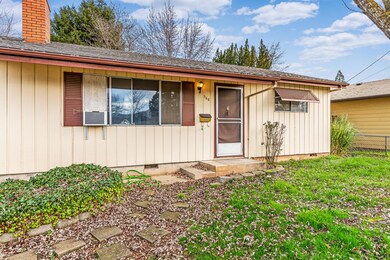 568 N 6th St, Central Point, OR 97502 - photo 5