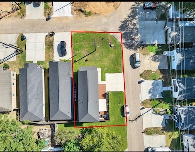 Another view from above to appreciate the location and curb appeal- Vista de la altura aprecien la ubicacion estrategica de esta hermosa casa