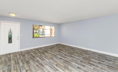 10209 W Kingswood Cir-large-003-004-1020