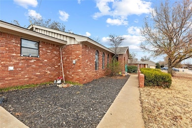 1207 N Kansas St, Weatherford, OK 73096 - photo 3