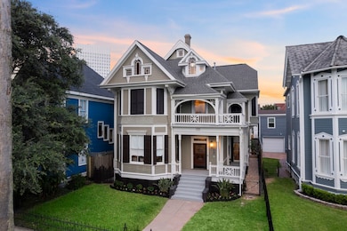A full perspective of the home’s impressive symmet