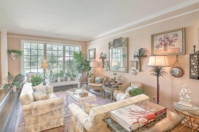307 Confederate Circle living room