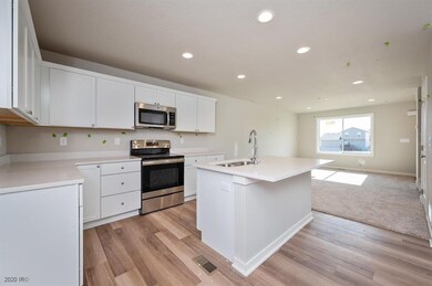 2424 Whispering Ridge Dr, Des Moines, IA 50320 - photo 6