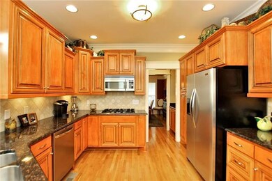 Beautiful kitchen with Granite, Custom cabinets & Double Ovens  