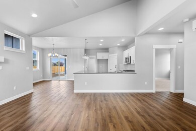 1733 NW Hemlock Ave, Redmond, OR 97756 - photo 6